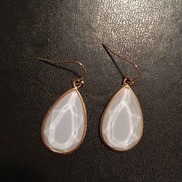 Francesca’s Blue/Periwinkle Teardrop Earrings - Picture 2 of 2